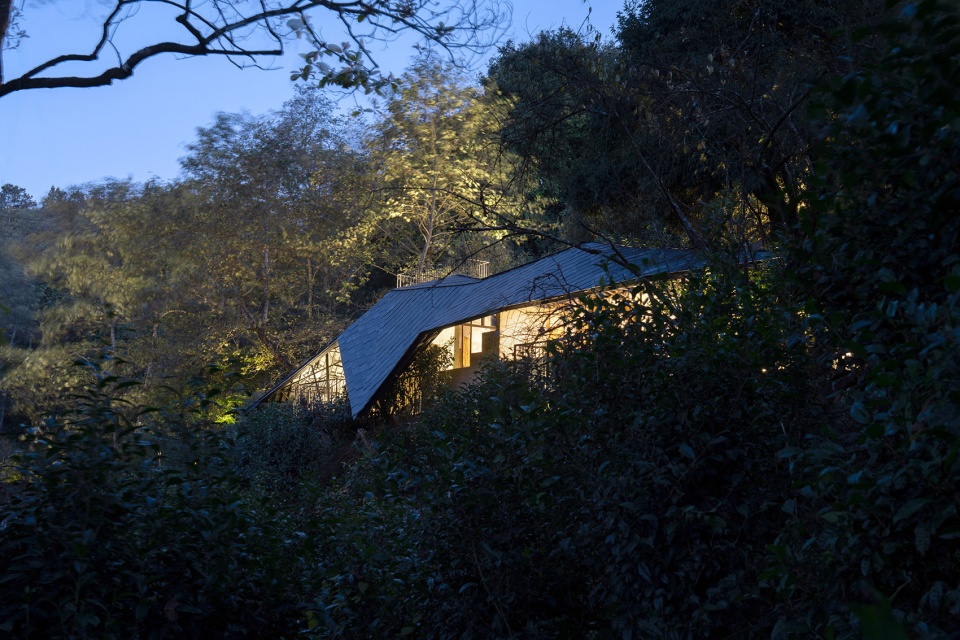 scenic restroom in dali wuliang mountain by kongxiangwei studio