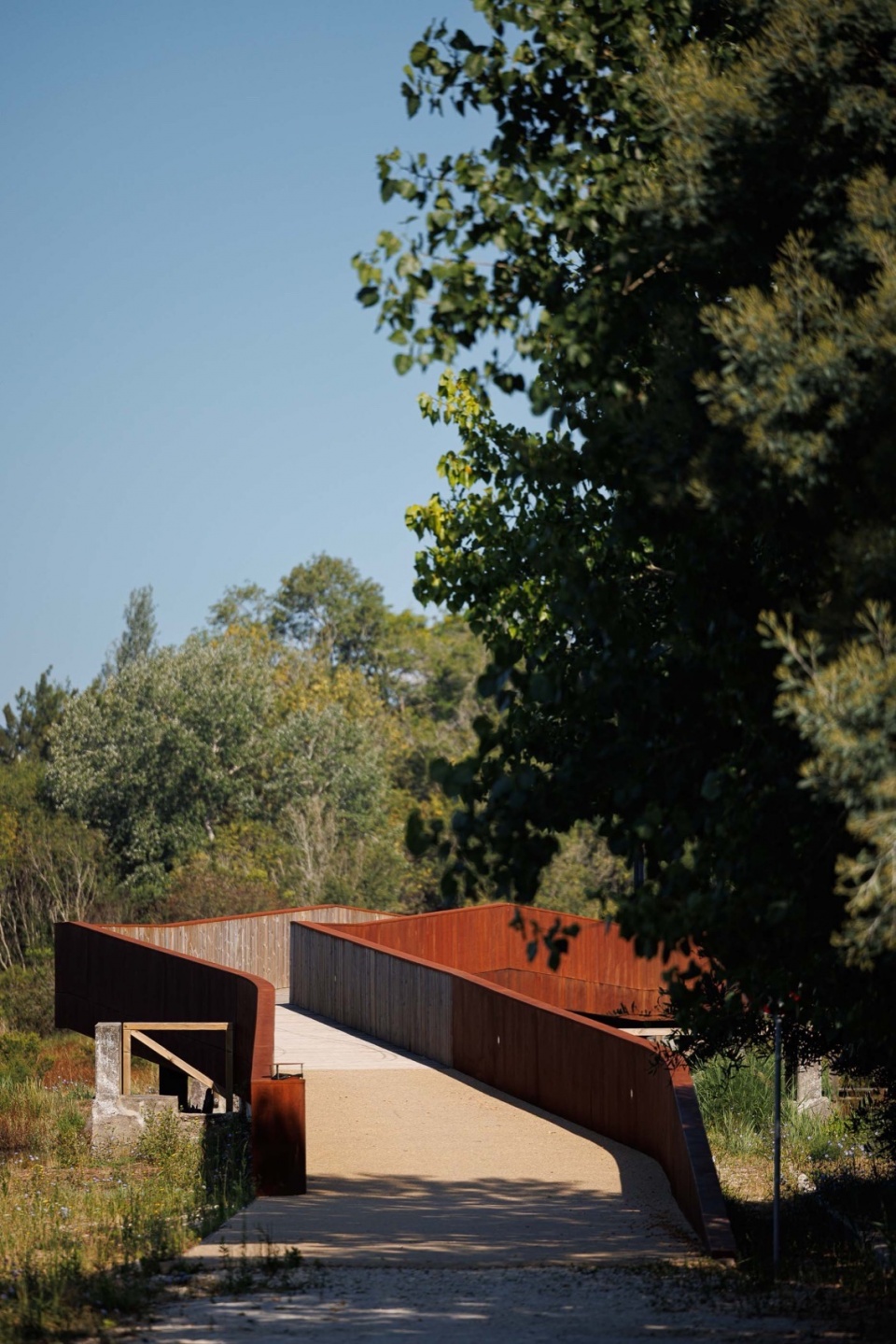 Pedestrian and Cycling Crossing Over the Fareja Bridge by Romulo Neto Arquitetos