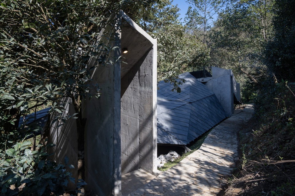 scenic restroom in dali wuliang mountain by kongxiangwei studio
