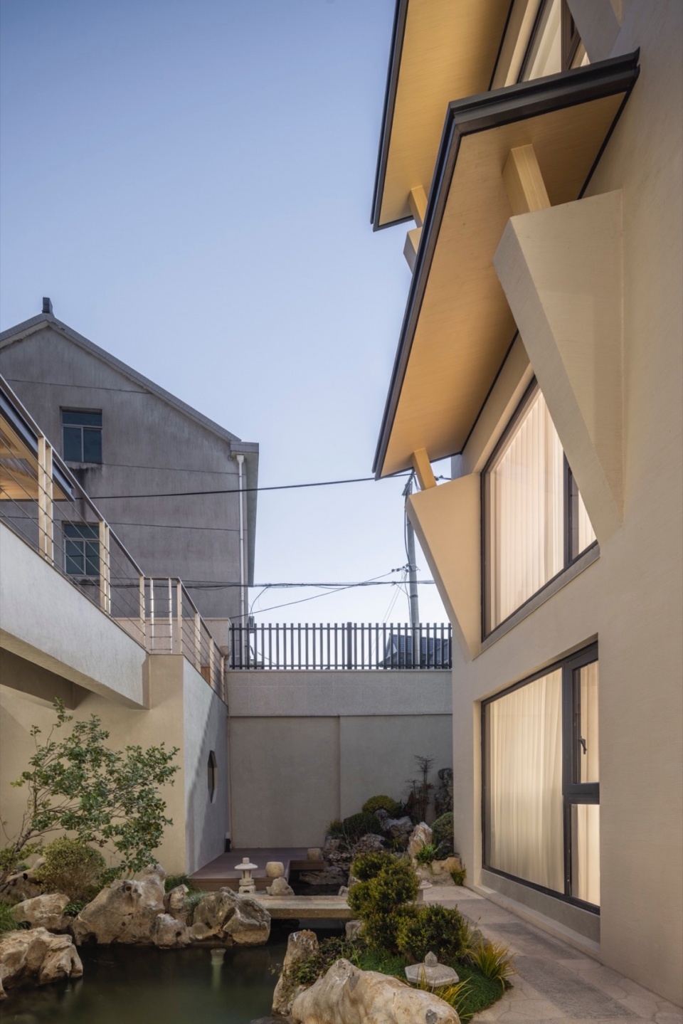 Courtyard House by TEDO