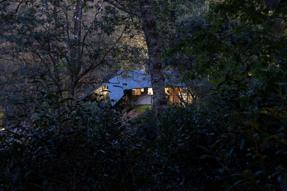 scenic restroom in dali wuliang mountain by kongxiangwei studio