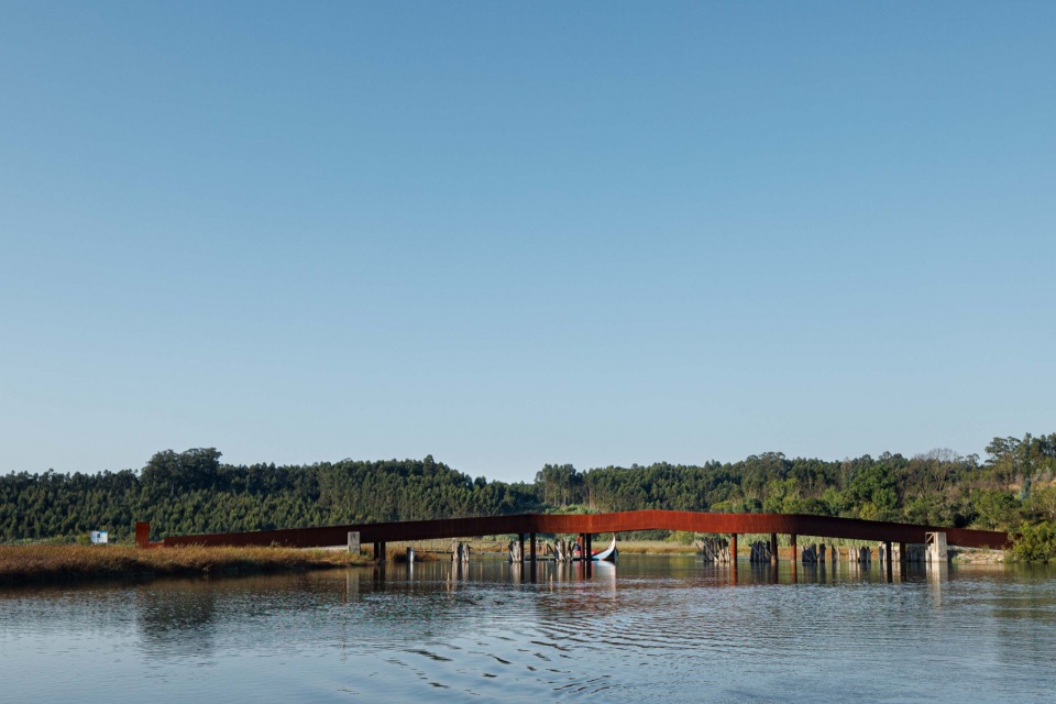Pedestrian and Cycling Crossing Over the Fareja Bridge by Romulo Neto Arquitetos
