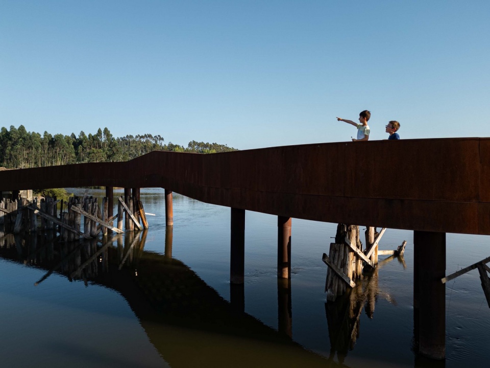 Pedestrian and Cycling Crossing Over the Fareja Bridge by Romulo Neto Arquitetos