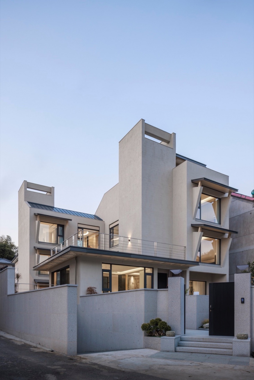 Courtyard House by TEDO