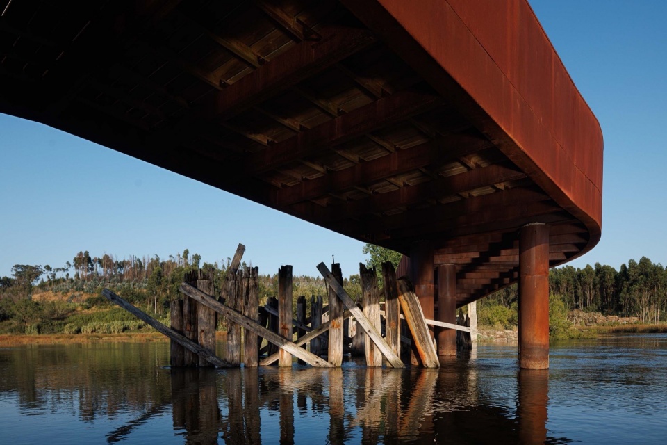 Pedestrian and Cycling Crossing Over the Fareja Bridge by Romulo Neto Arquitetos