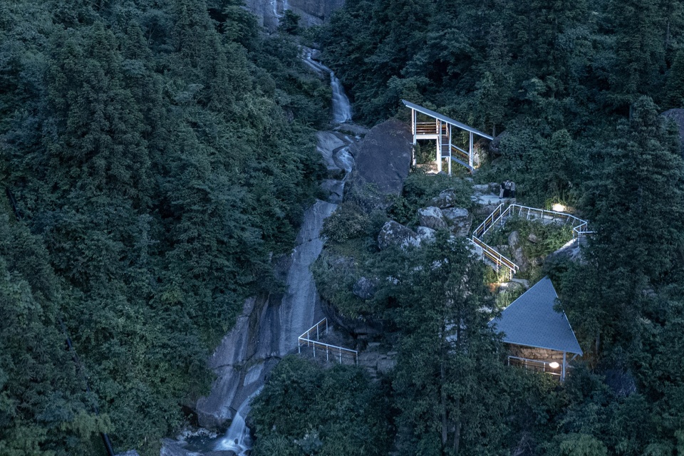 linear steel pavilion group in baishuidong by youtian architects