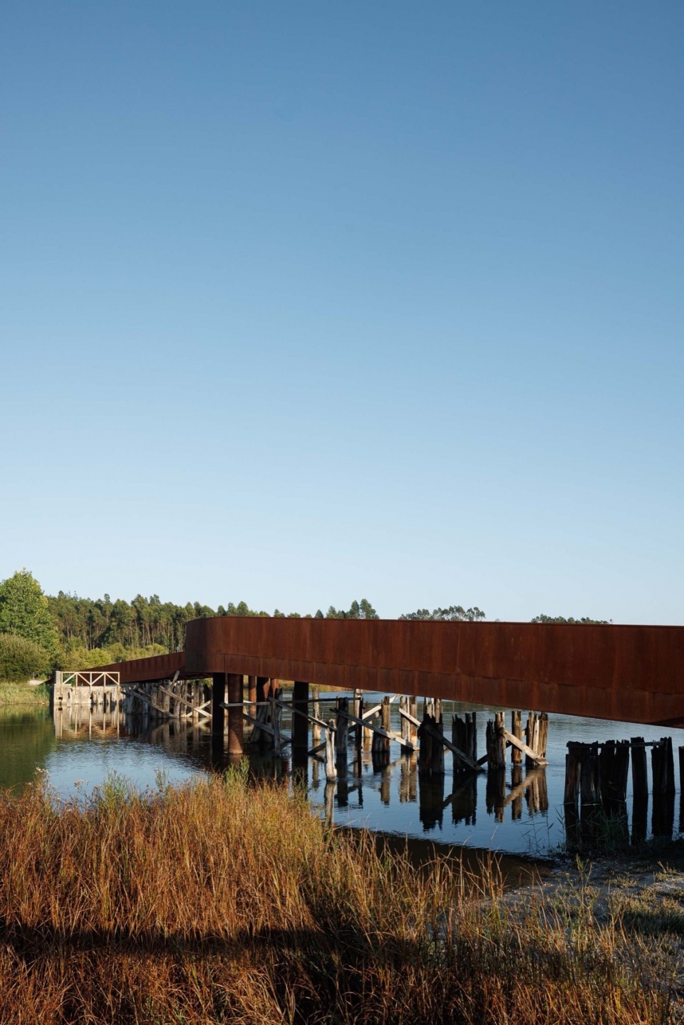 Pedestrian and Cycling Crossing Over the Fareja Bridge by Romulo Neto Arquitetos