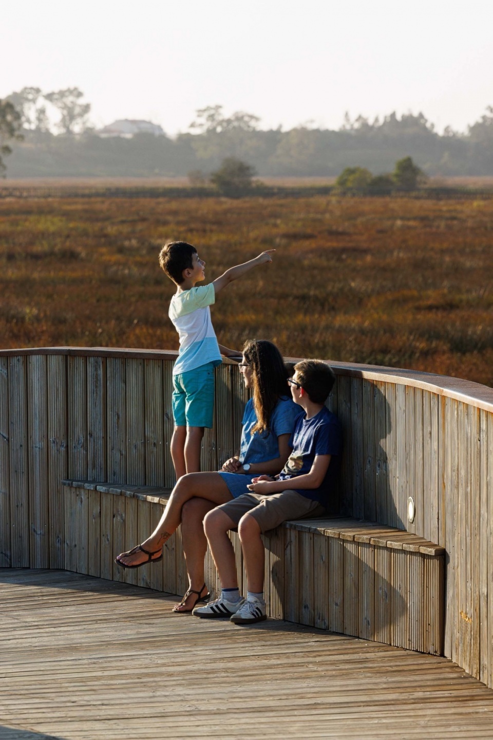 Pedestrian and Cycling Crossing Over the Fareja Bridge by Romulo Neto Arquitetos