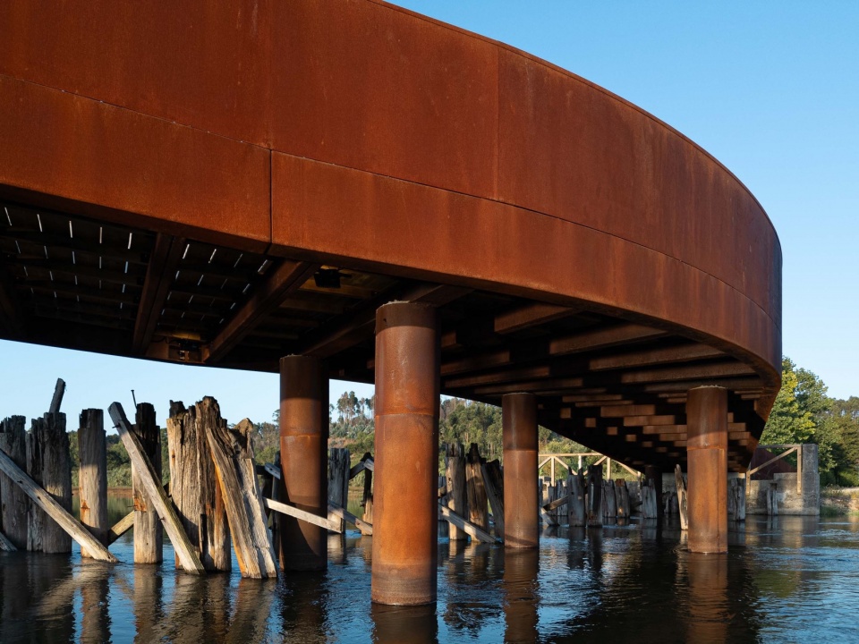 Pedestrian and Cycling Crossing Over the Fareja Bridge by Romulo Neto Arquitetos