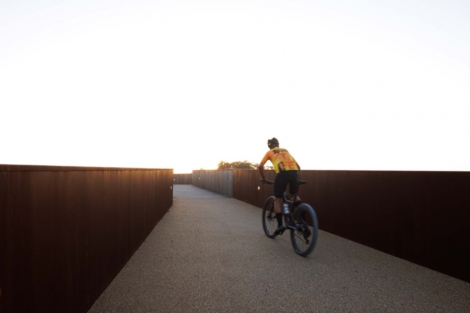 Pedestrian and Cycling Crossing Over the Fareja Bridge by Romulo Neto Arquitetos