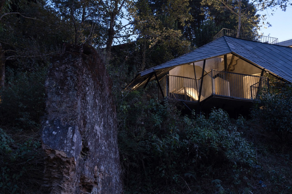 scenic restroom in dali wuliang mountain by kongxiangwei studio