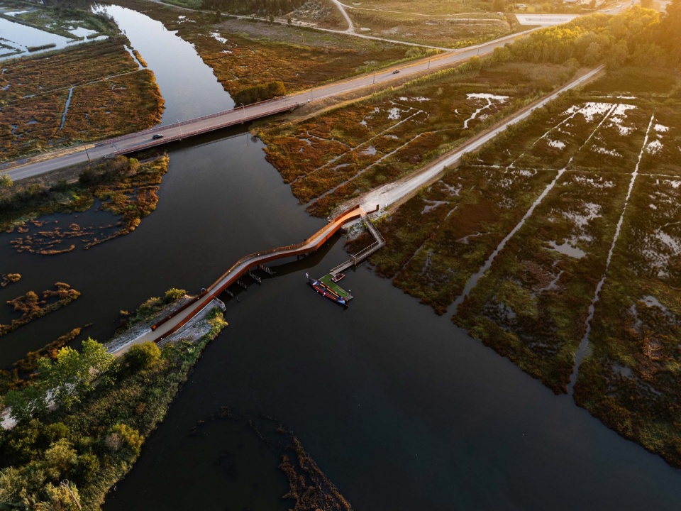 Pedestrian and Cycling Crossing Over the Fareja Bridge by Romulo Neto Arquitetos