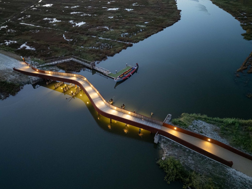 Pedestrian and Cycling Crossing Over the Fareja Bridge by Romulo Neto Arquitetos