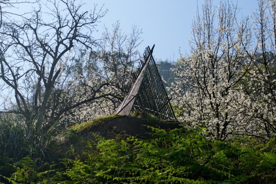 石头上的小庙 ©小隐建筑 Petal Pavilion