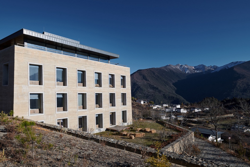 sunyata hotel in meili snow mountain china by zhaoyang architects