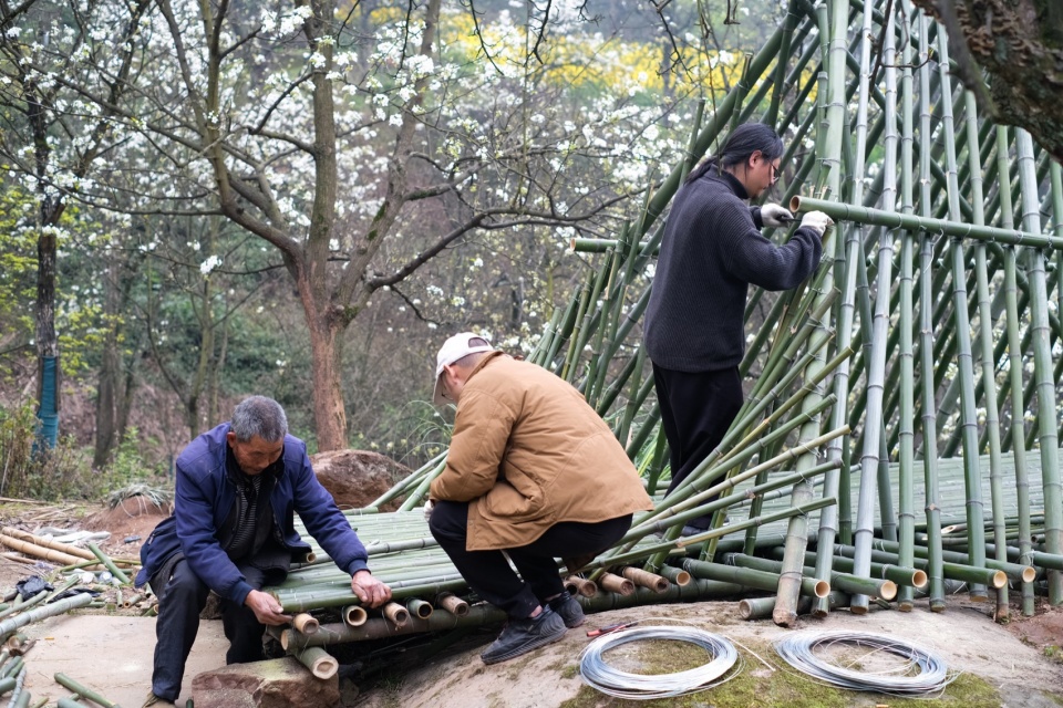 和村民一起共建 ©小隐建筑 Petal Pavilion