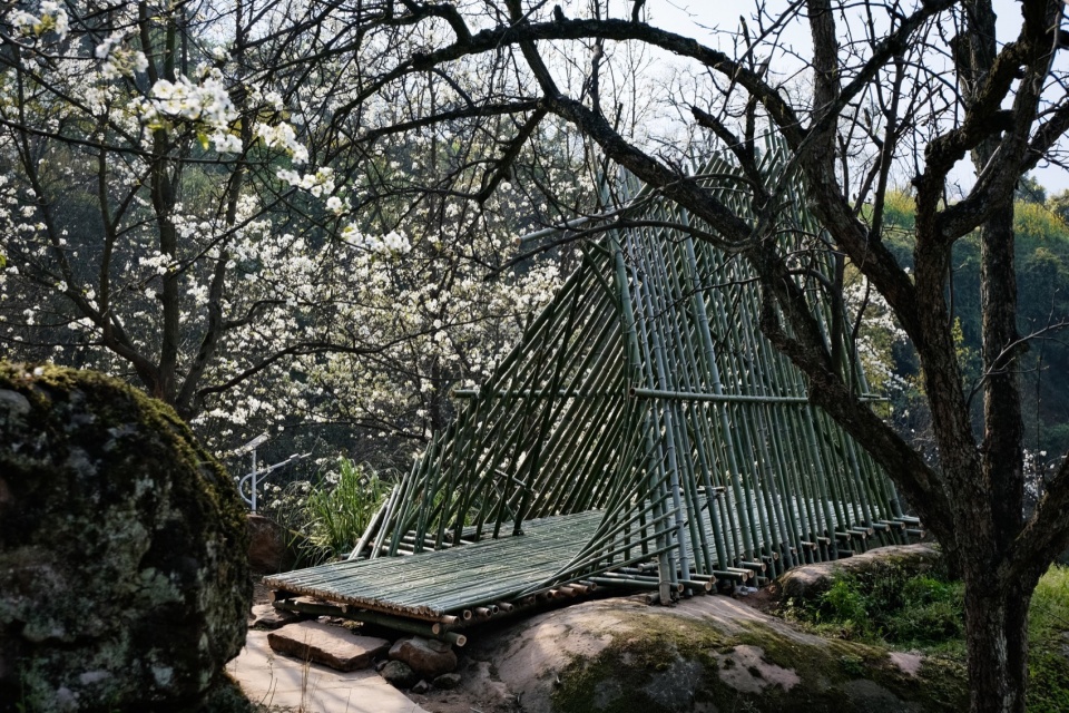 瓣亭轻轻落在巨石之上 ©小隐建筑 Petal Pavilion