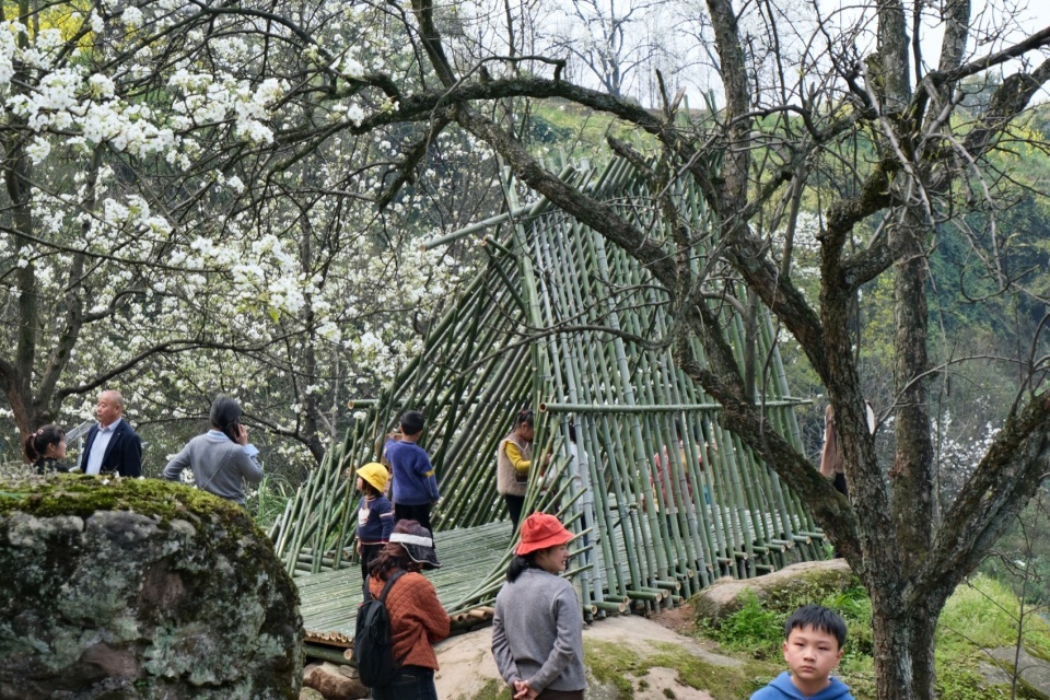 在瓣亭玩耍的人们 ©小隐建筑 Petal Pavilion