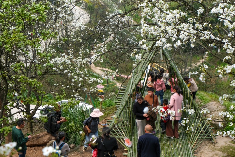 在瓣亭玩耍的人们 ©小隐建筑 Petal Pavilion
