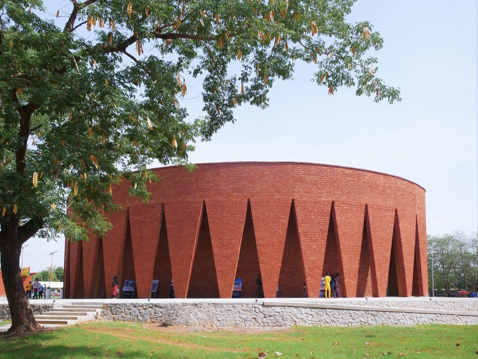 thomas sankara mausoleum by kere architecture