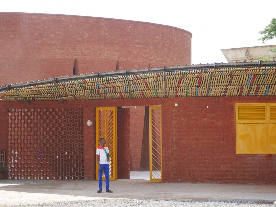 thomas sankara mausoleum by kere architecture