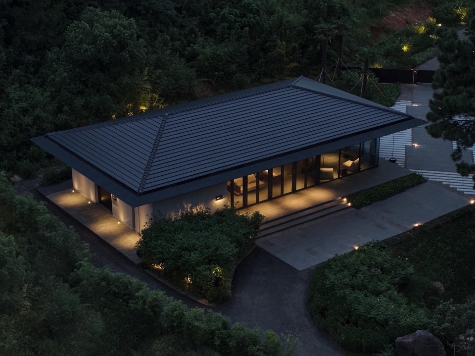 Anadu Pine Villa by STUDIO8 Architects