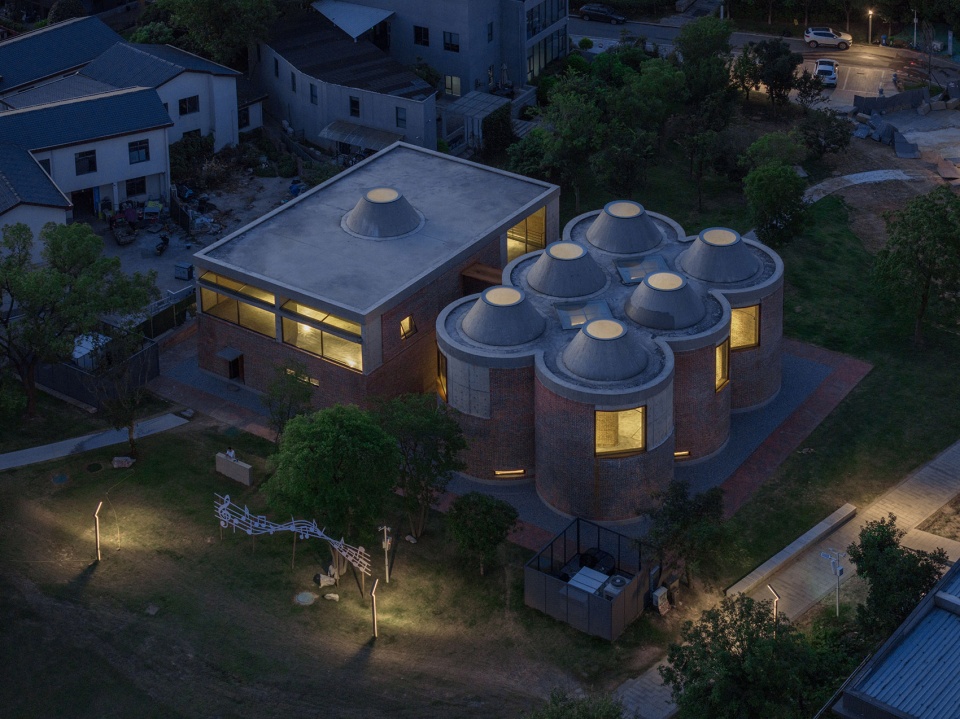 straw stack space in houhu art park by wcy regional studio