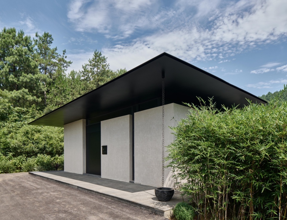 Anadu Pine Villa by STUDIO8 Architects