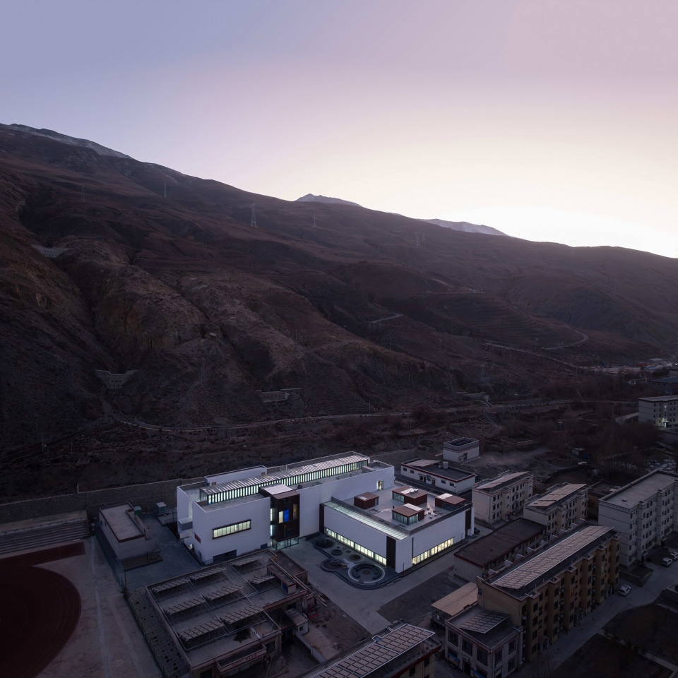 the multifunctional art center of lhozhag county middle school by shenzhen huahui design