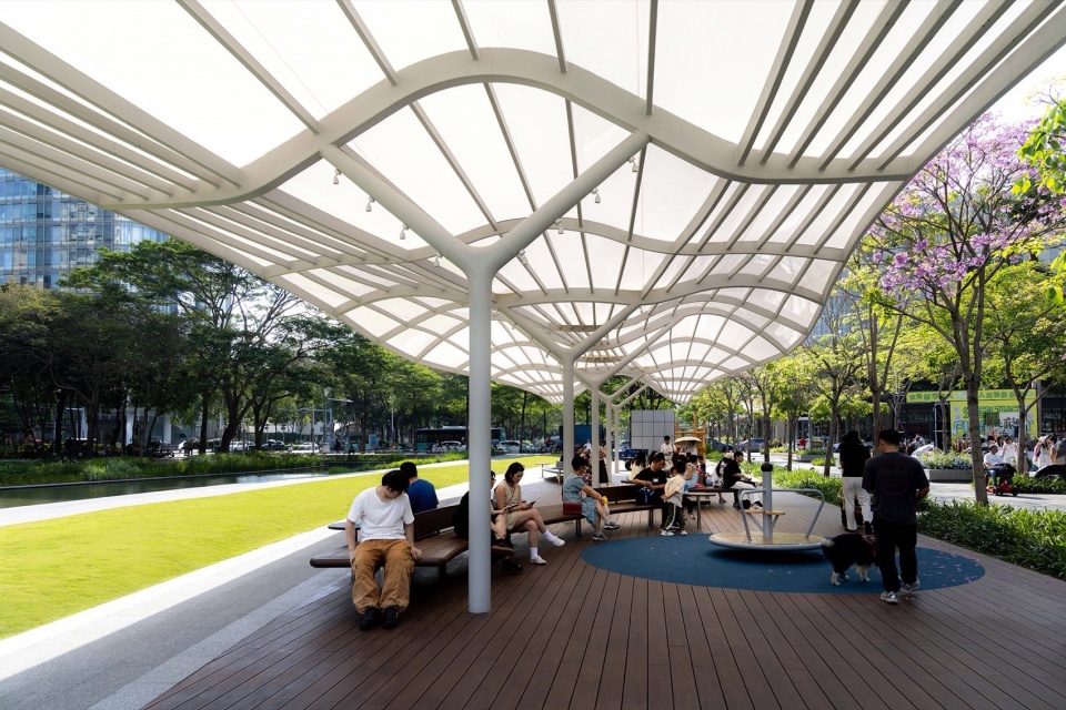 Public Water Pool Renovation in Shenzhen Nanshan Commercial and Cultural Center District by eLandscript Studio