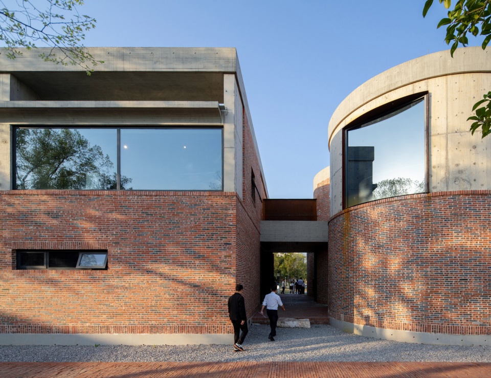straw stack space in houhu art park by wcy regional studio