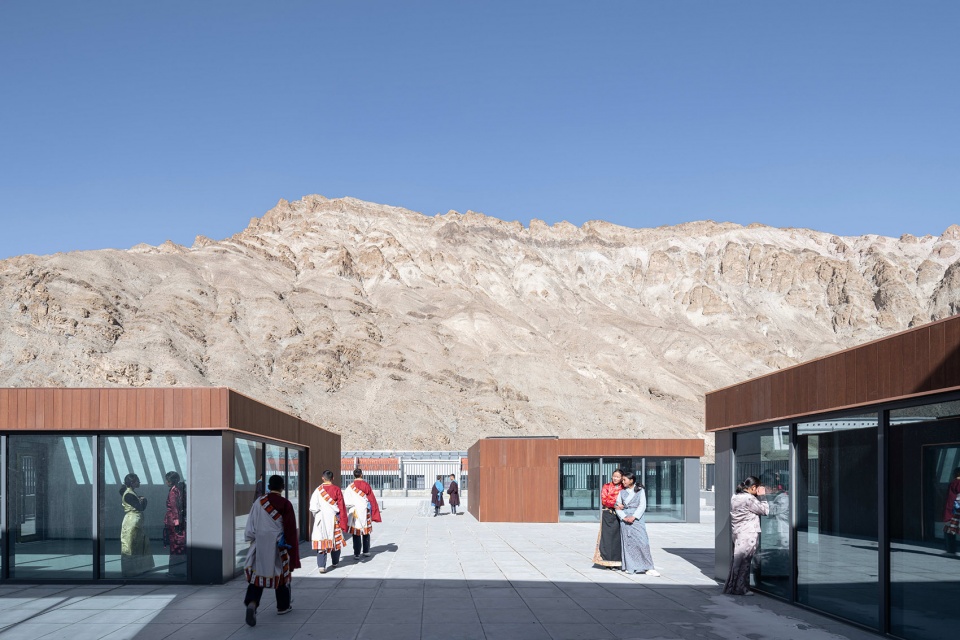 the multifunctional art center of lhozhag county middle school by shenzhen huahui design