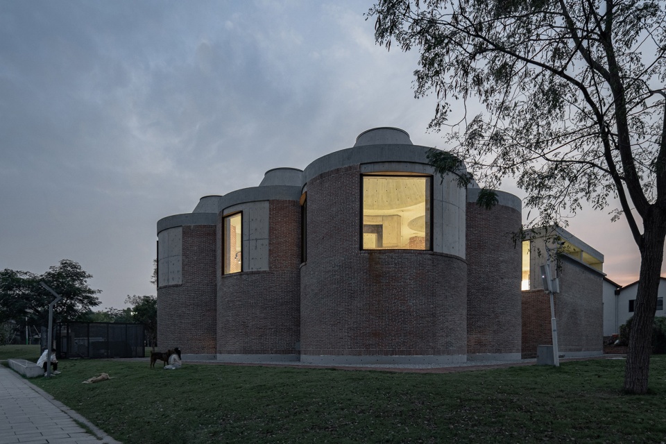 straw stack space in houhu art park by wcy regional studio