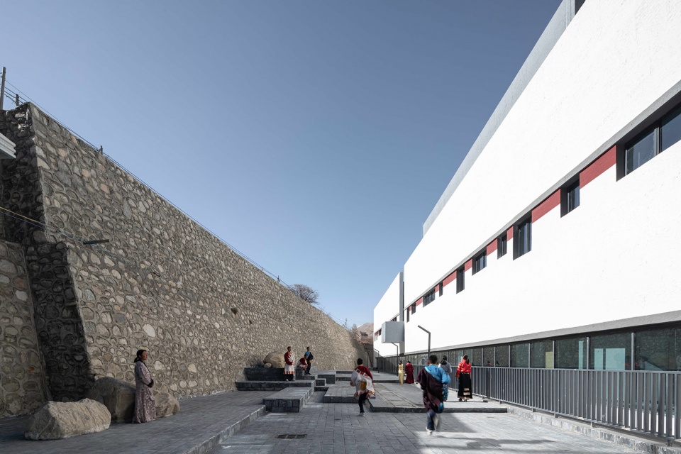 the multifunctional art center of lhozhag county middle school by shenzhen huahui design
