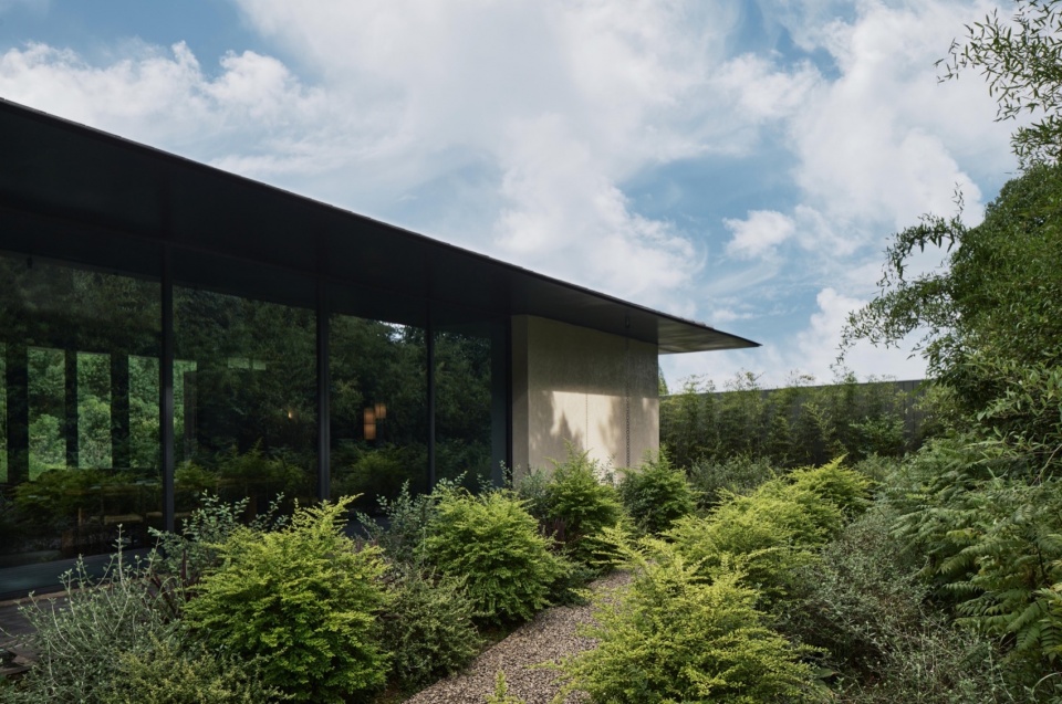 Anadu Pine Villa by STUDIO8 Architects