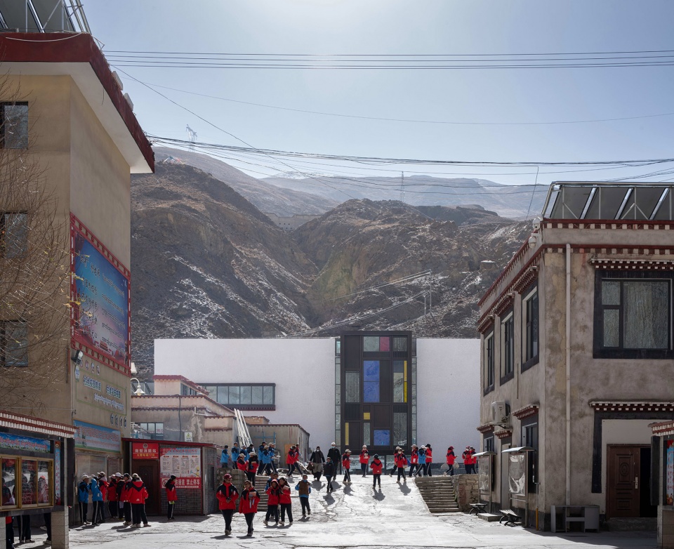 the multifunctional art center of lhozhag county middle school by shenzhen huahui design