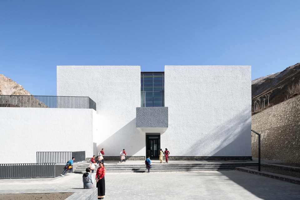 the multifunctional art center of lhozhag county middle school by shenzhen huahui design