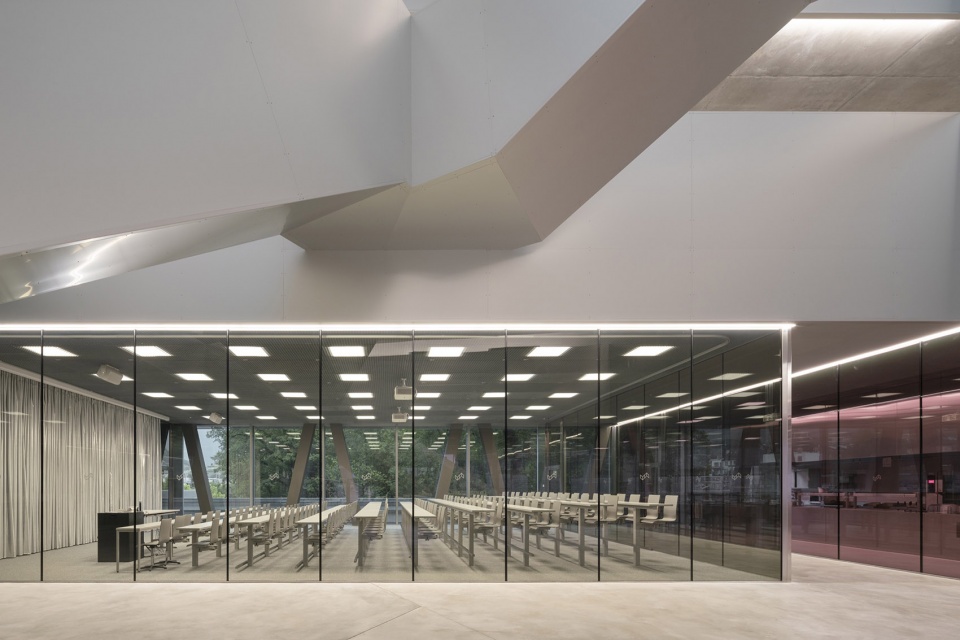 sierre business and general education school by bonnard woeffray architectes