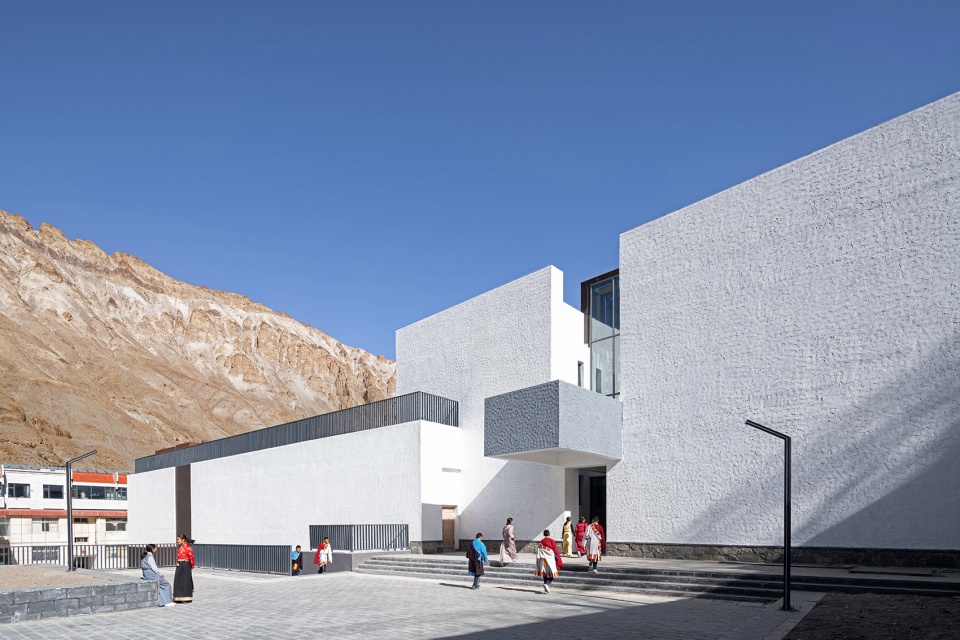 the multifunctional art center of lhozhag county middle school by shenzhen huahui design