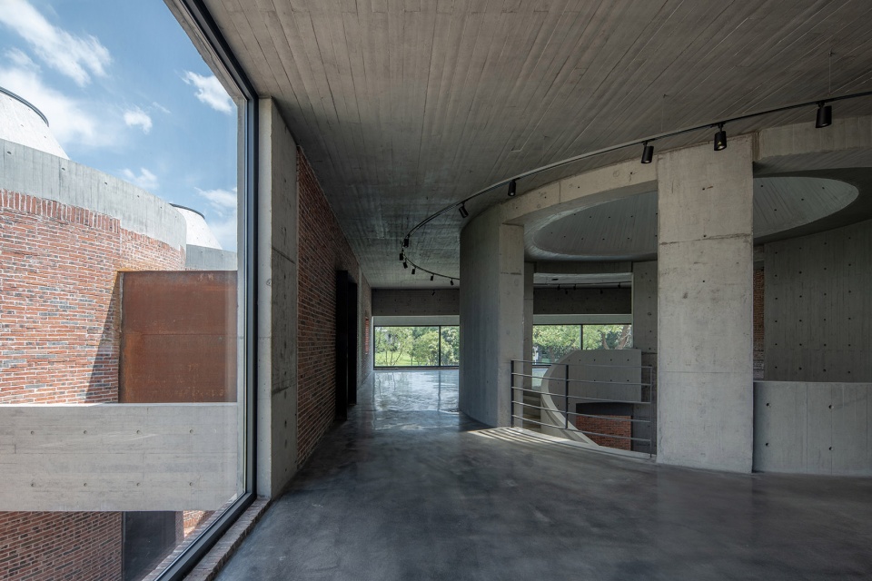 straw stack space in houhu art park by wcy regional studio