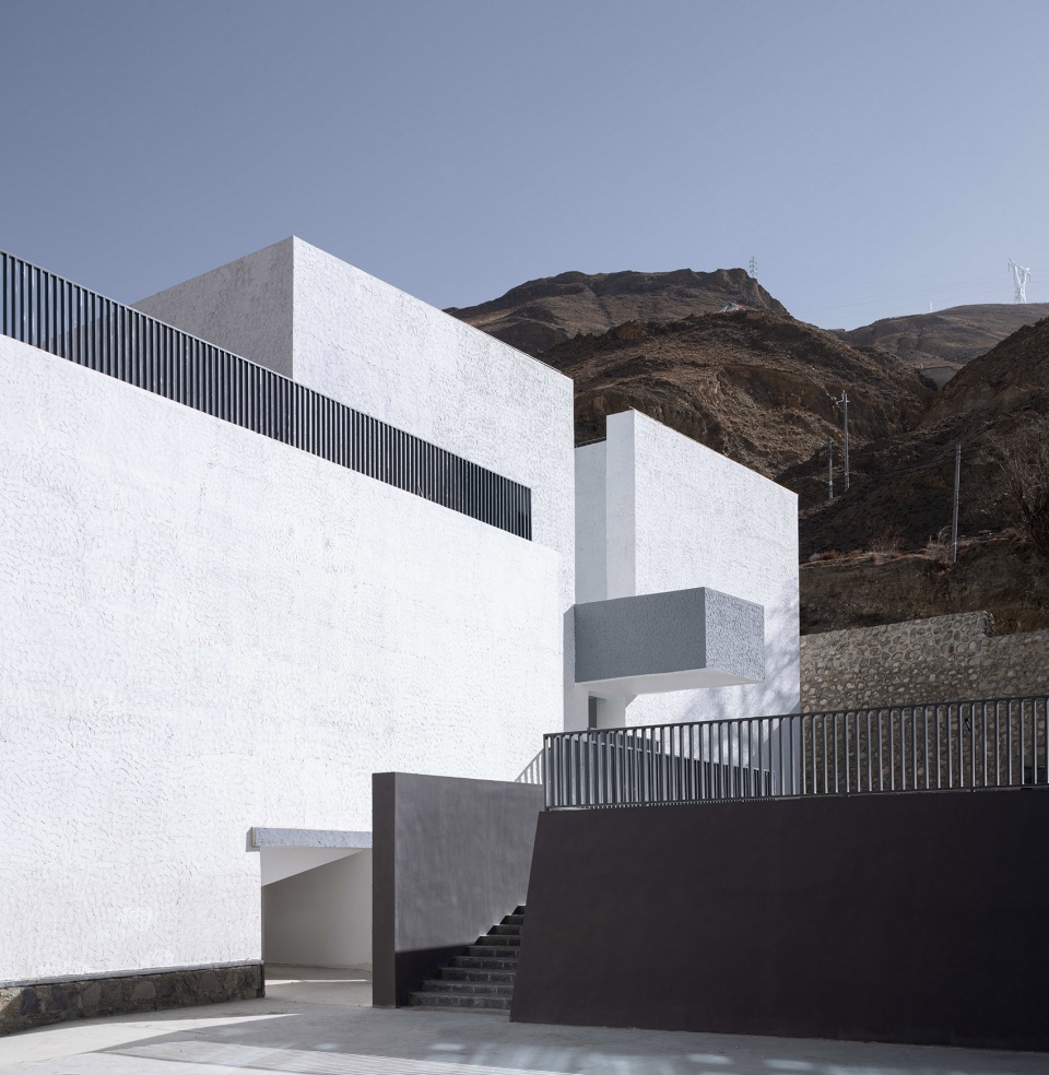 the multifunctional art center of lhozhag county middle school by shenzhen huahui design