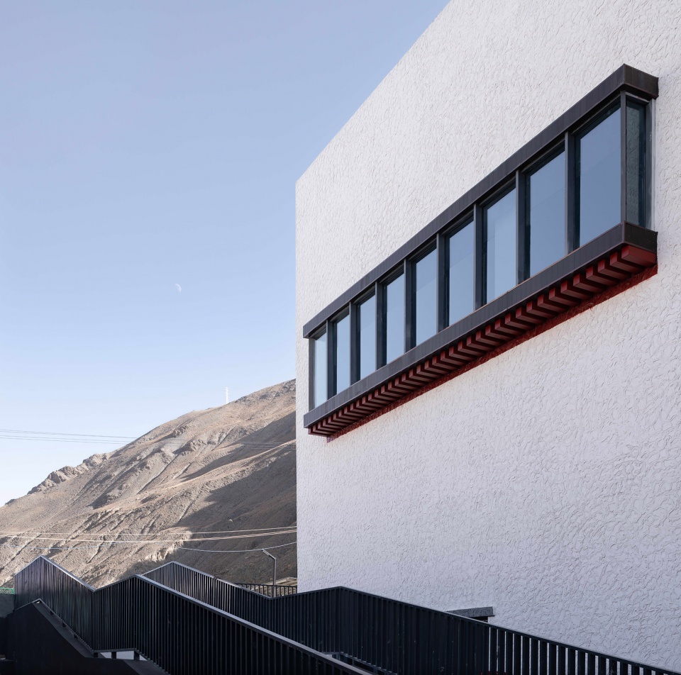 the multifunctional art center of lhozhag county middle school by shenzhen huahui design