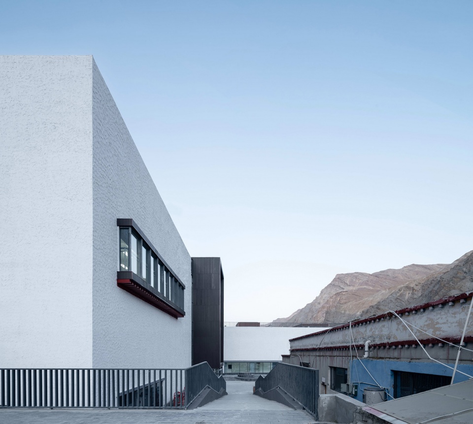 the multifunctional art center of lhozhag county middle school by shenzhen huahui design