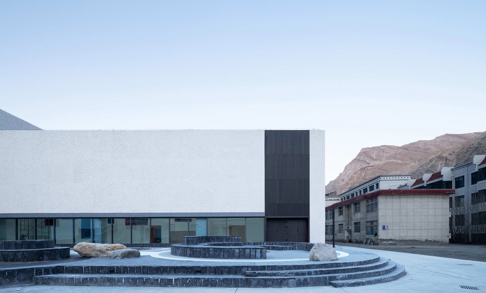 the multifunctional art center of lhozhag county middle school by shenzhen huahui design