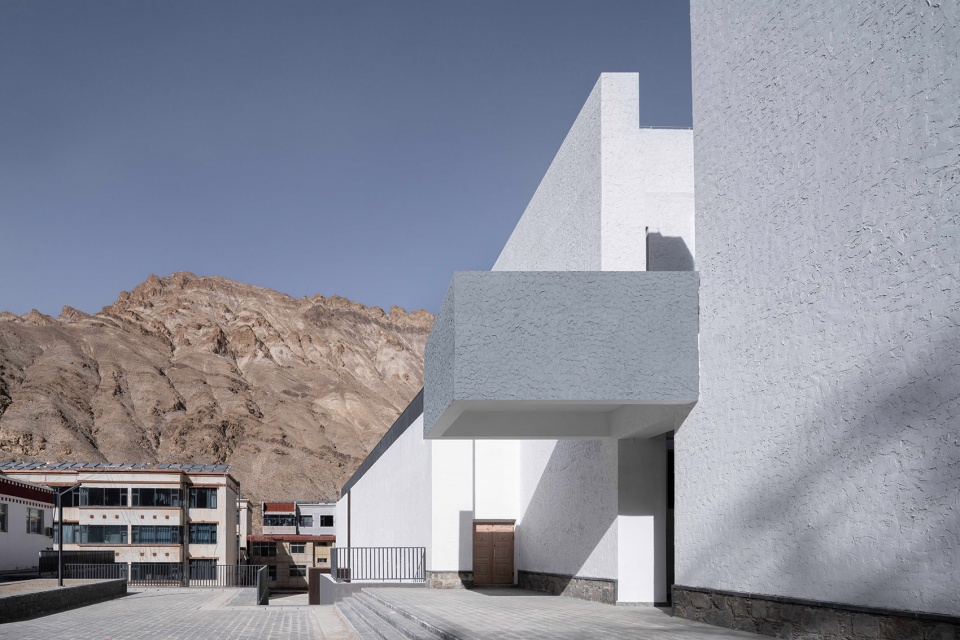 the multifunctional art center of lhozhag county middle school by shenzhen huahui design