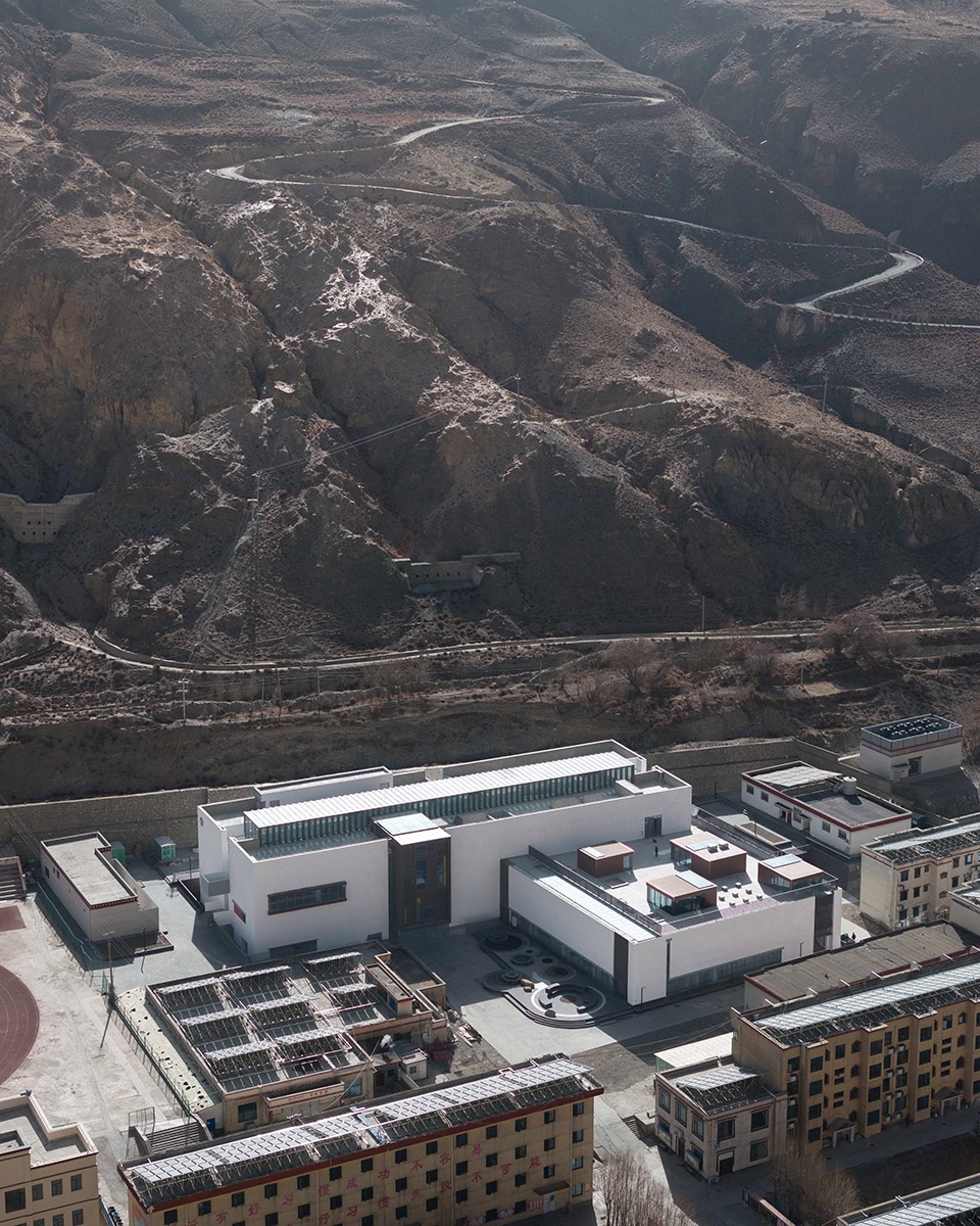 the multifunctional art center of lhozhag county middle school by shenzhen huahui design