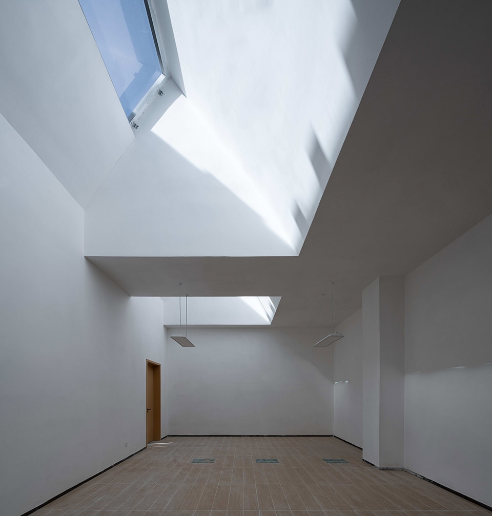the multifunctional art center of lhozhag county middle school by shenzhen huahui design