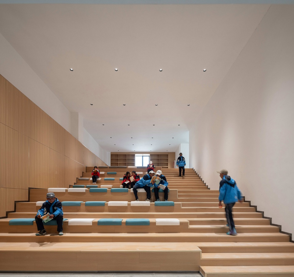the multifunctional art center of lhozhag county middle school by shenzhen huahui design