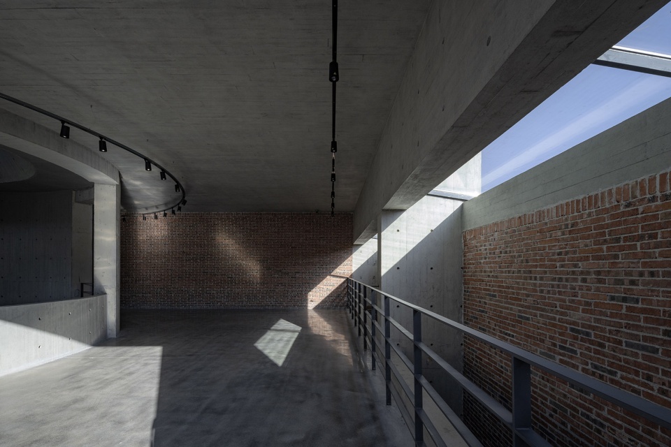 straw stack space in houhu art park by wcy regional studio