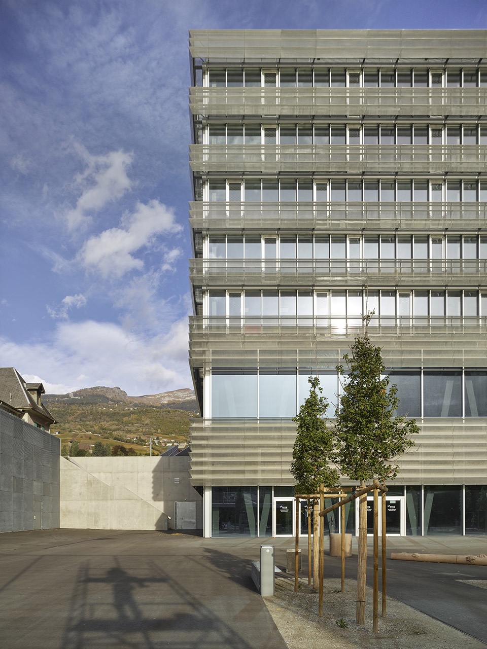 sierre business and general education school by bonnard woeffray architectes